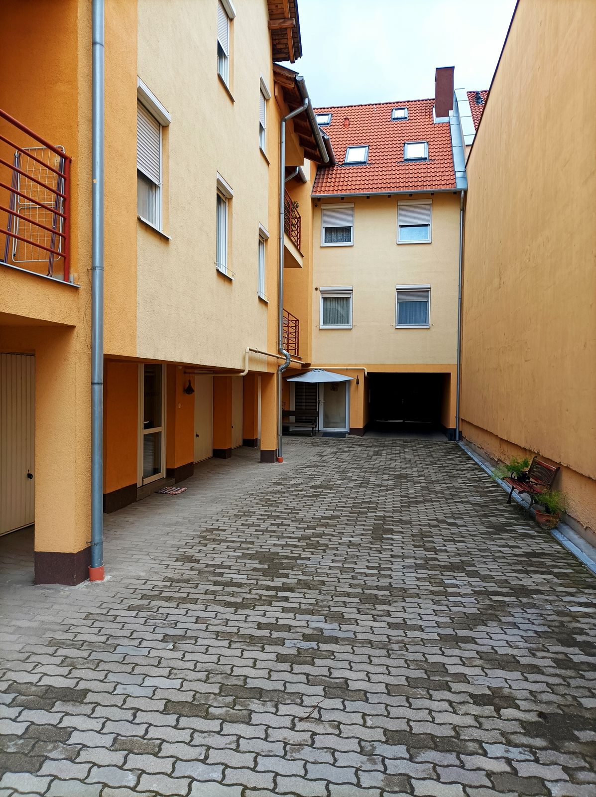 Eladó lakás Debrecen belvárosához közel, garázzsal együtt!