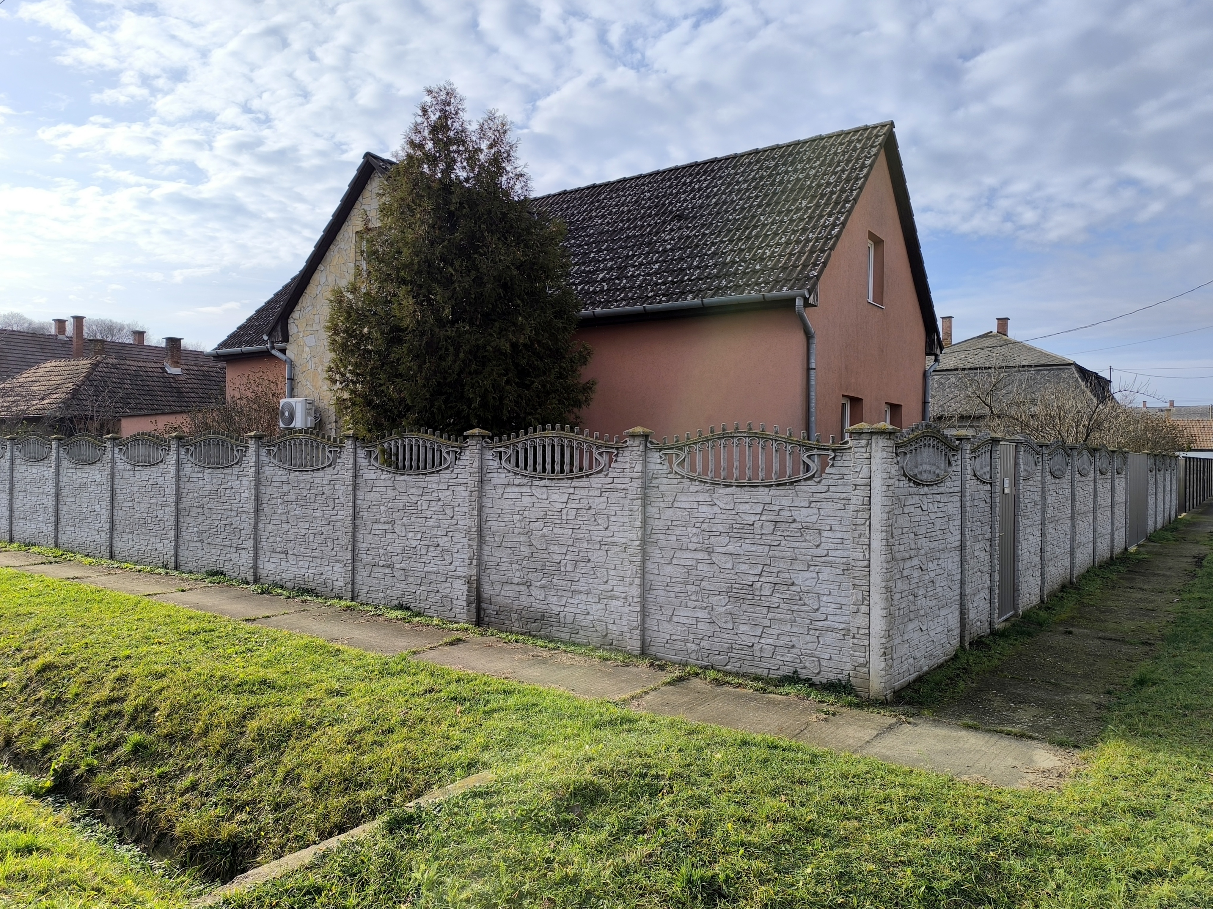 Hajdúhadházon 137 m2 -es családi ház eladó!