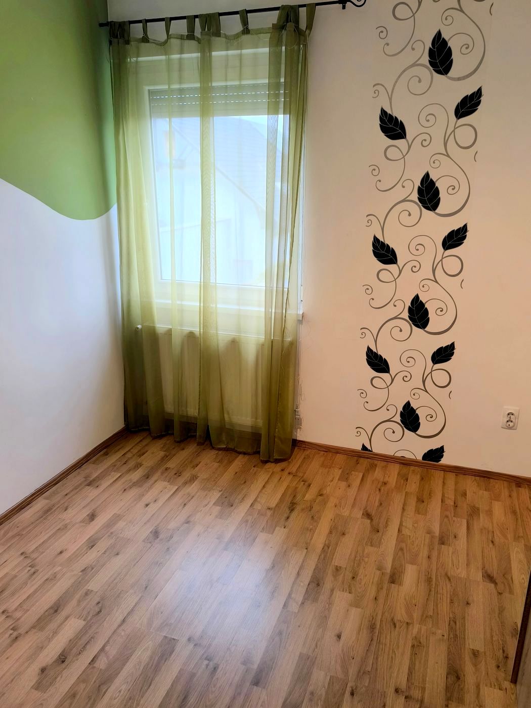 Debrecen Kassai úton 36 m²-es, 2 szobás, bútorozott lakás eladó!